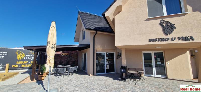 Außenbereich der Gastronomieräume in Nová Dedinka mit Terrasse und modernem Design.