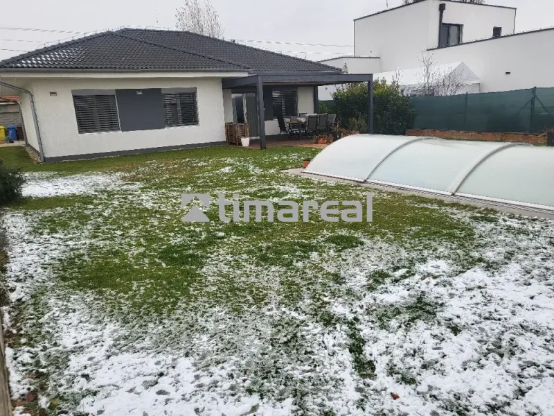 dom pozemok bazen.webp