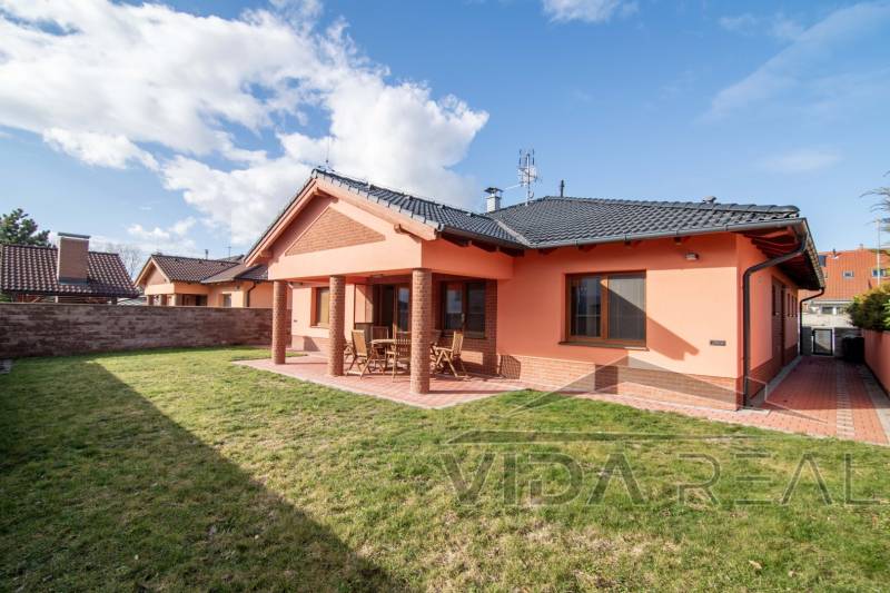 Einfamilienhaus in der Krajná-Straße in Stupava, Ziegelfassade, geräumiger Hof, Terrasse.