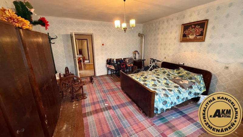 Ein Zimmer in einem Einfamilienhaus mit einem traditionellen Bett, einem Kleiderschrank und einem Fahrrad.