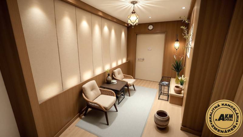 Innenraum eines Einfamilienhauses mit hellen Blumen, bequemen Sesseln und einem Boden in Holzoptik.