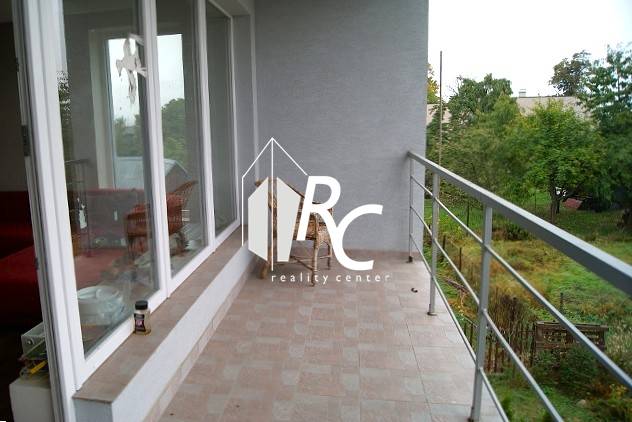 Die Terrasse des Einfamilienhauses in Bystrička mit verglasten Wänden und Panoramablick.