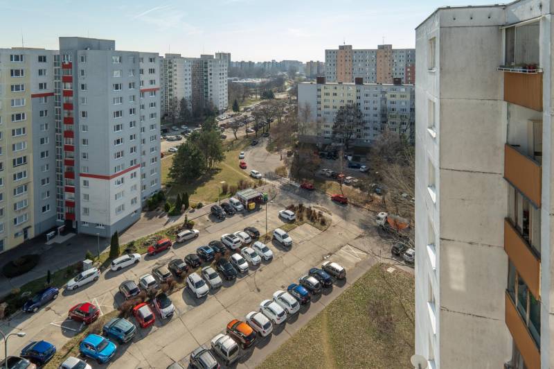 Blick auf die Plattenbauten und den Parkplatz in der Ševčenkova-Straße in Bratislava - Petržalka.