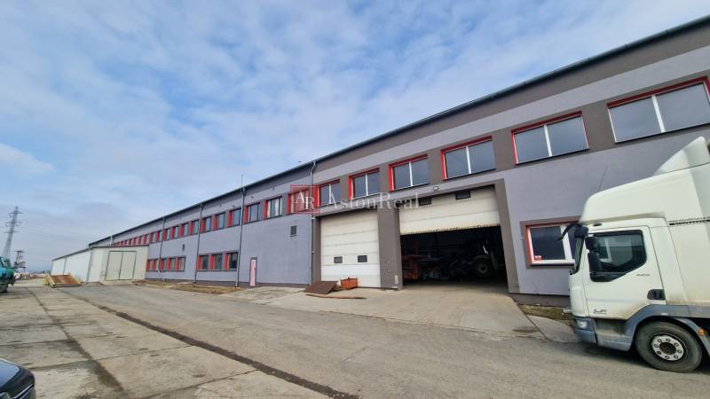 Lagerhäuser und Hallen in der Východná-Straße in Poprad mit einem geparkten Lastwagen und einem Nutzfahrzeug.