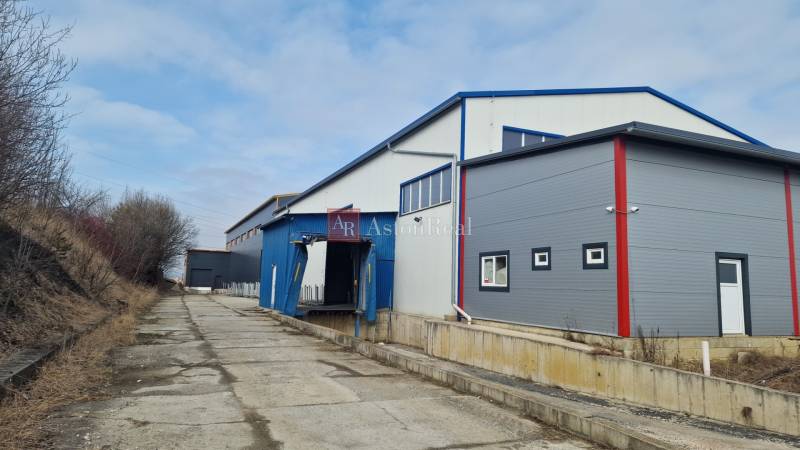 Lagerhäuser und Hallen in der Východná-Straße in Poprad mit industriellem Aussehen und Laderampe.