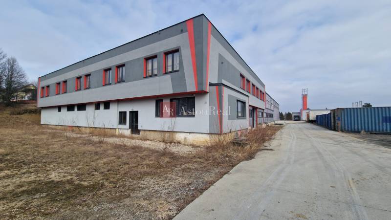 Industriegebäude in der Východná-Straße in Poprad mit Lagern und Hallen.