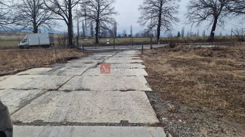 Ein Gelände mit befestigter Straße und Tor in der Východná-Straße in Poprad, Lager und Hallen.