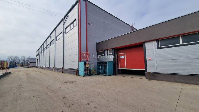 Lagerhallen und Lagerhäuser in der Východná-Straße in der Stadt Poprad mit einer zugänglichen Zufahrtsstraße.