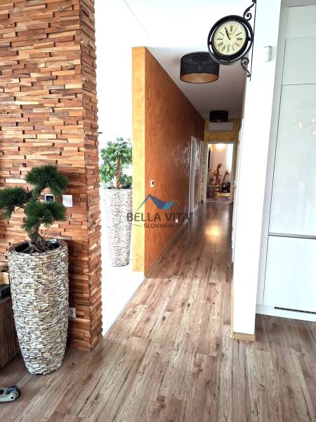 Innenraum eines Einfamilienhauses mit dekorativer Wand, Holzboden und modernen Accessoires.