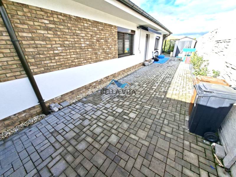 Ein Einfamilienhaus in der Mládežnícka-Straße in Galanta mit Pflastersteinen über die gesamte Länge.