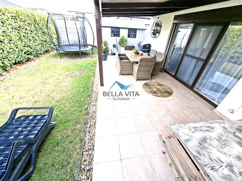 Das Einfamilienhaus in der Mládežnícka-Straße in Galanta hat einen Rasen, eine Terrasse mit Möbeln und ein Trampolin.