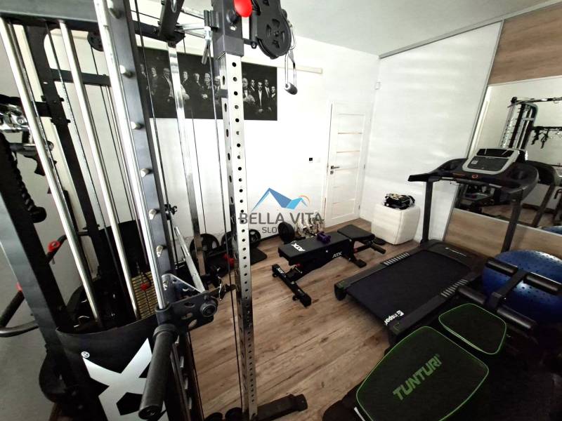 Heimfitness im Einfamilienhaus mit Holzdekorboden, Fitnessstudio und Laufband.