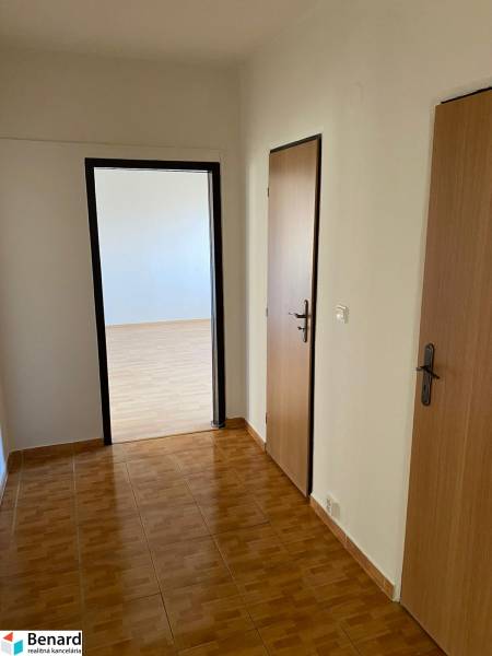 Innenraum einer 3-Zimmer-Wohnung mit Holzboden und weißen Wänden.