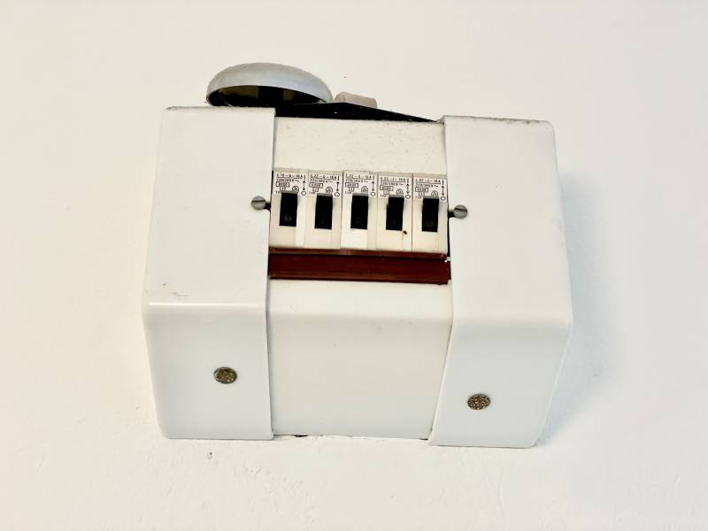 Leben in einer Einzimmerwohnung mit einer weißen Plastikabdeckung und Schaltern.