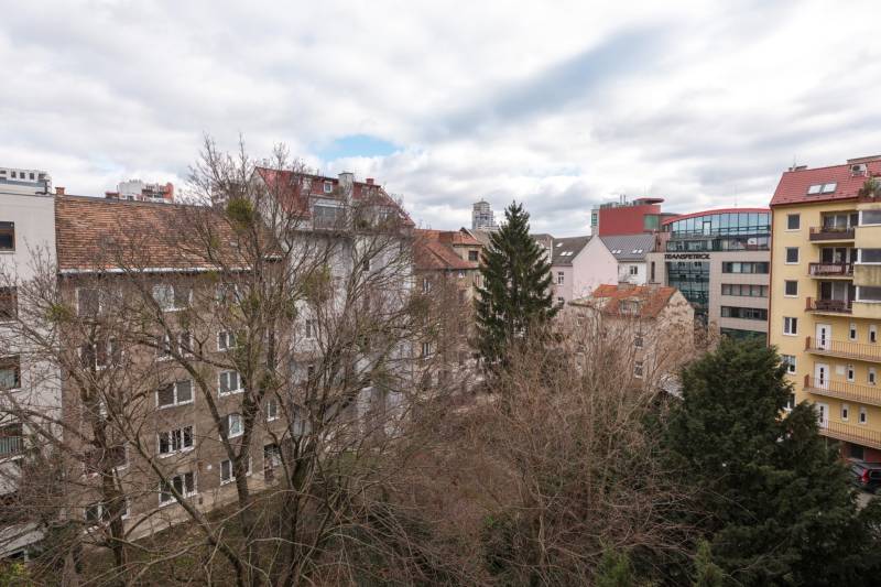 Blick auf Wohngebäude und Bäume in Bratislava - Ružinov, ideal für eine 2-Zimmer-Wohnung.