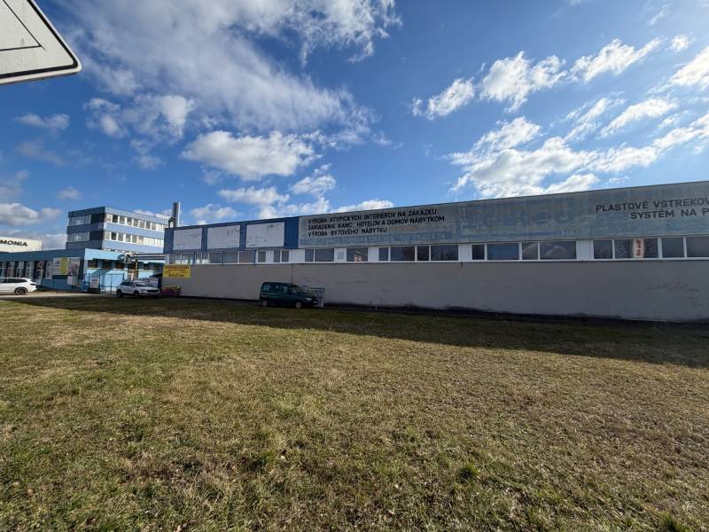 Gebäude im Industriegebiet in Nové Zámky, Straße Nové Zámky, Lager und Hallen.