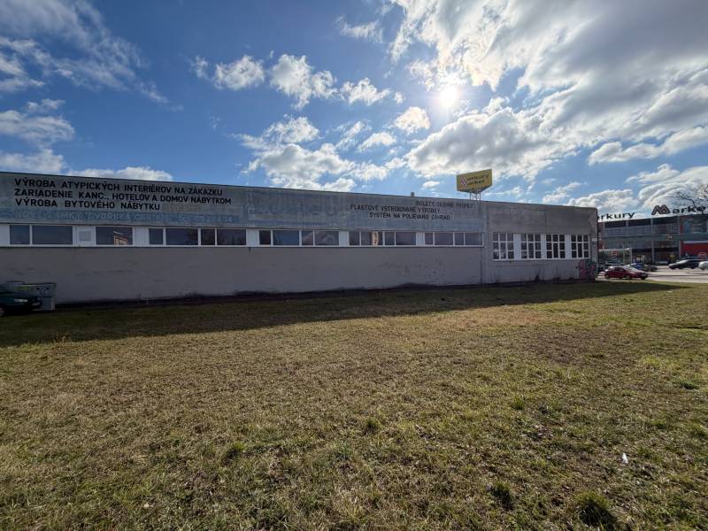 Gebäude in Nové Zámky in der Straße Nové Zámky, Kategorie Lager und Hallen.