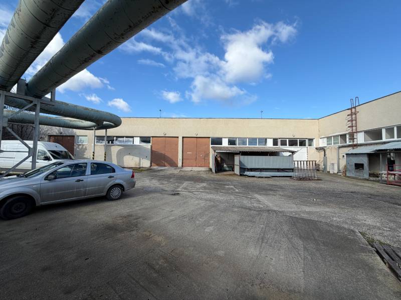 Lager und Hallen in Nové Zámky in der Straße Nové Zámky mit Industriekomplex und Autos.