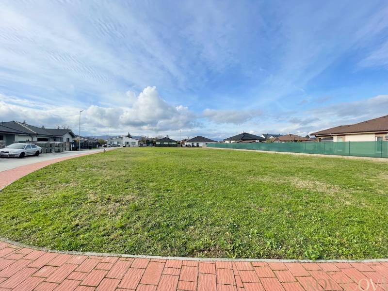 Ein Blick auf ein geräumiges Baugrundstück in Kočovce, umgeben von Einfamilienhäusern.