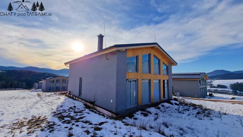 Die Hütte in Dolná Lehota bietet einen verschneiten Blick auf die Berglandschaft und Wälder.