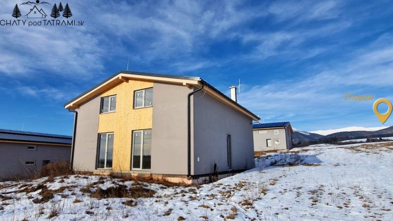 Eine Hütte in Dolná Lehota, Dolná Lehota, verschneite Landschaft, Blick auf die Berge Chopok.