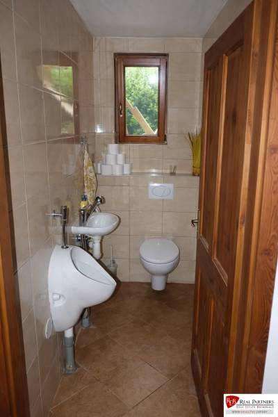 Kleines Badezimmer mit Toilette, Urinal und Waschbecken in einer 3-Zimmer-Wohnung.