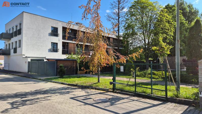 An der Bodona-Straße befindet sich ein Gebäude mit Grünflächen, das sich als Einzimmerwohnung eignet.
