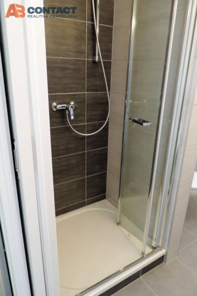 Duschkabine mit Türen in einem Studio-Apartment in der Bodona-Straße.