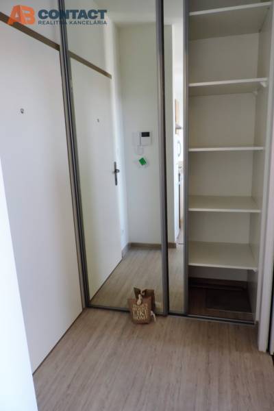 Eingang in ein Studio-Apartment mit Einbauschrank, in der Straße Bodona, vorteilhafte Lage.