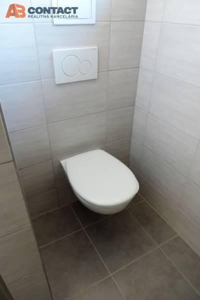 Auf dem Foto ist ein Badezimmer mit Toilette in der Bodona-Straße abgebildet, geeignet für ein Einzimmerapartment.