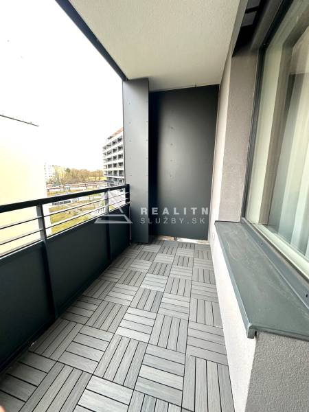 Balkon einer 2-Zimmer-Wohnung mit dekorativen Fliesen in Košice in der Popradská Straße.