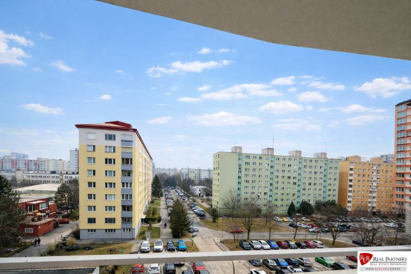 Blick vom Balkon auf die Wohnsiedlung in Bratislava, Petržalka, Jungmanova-Straße.