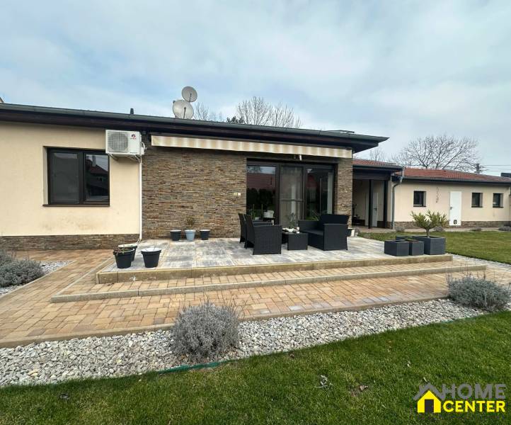 Die Terrasse eines Einfamilienhauses in Komárno mit Blumenkästen und Außenmöbeln.