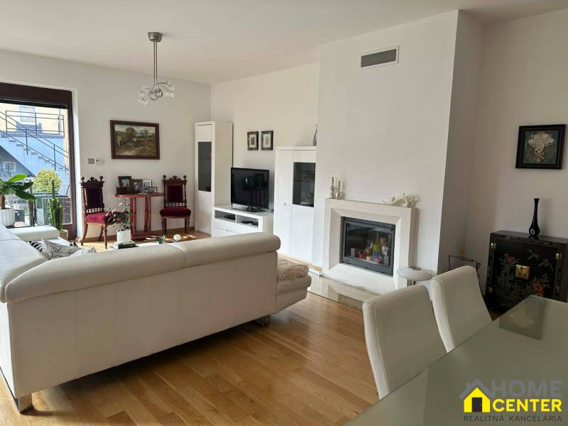 Innenraum eines Einfamilienhauses mit Kamin, Sofa und Holzdekorboden.