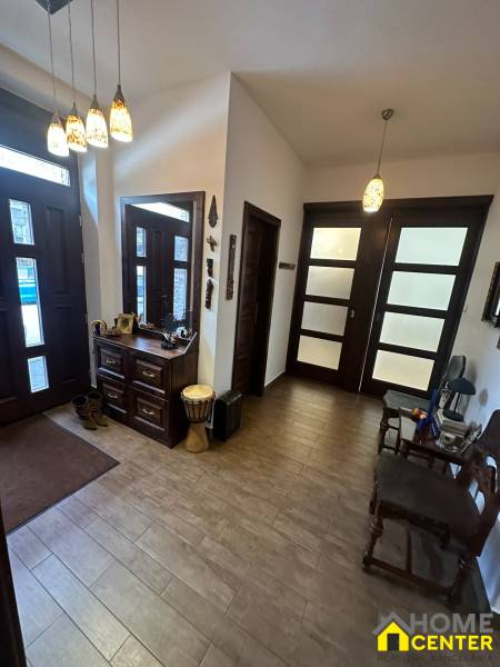 Innenraum eines Einfamilienhauses mit Holzboden, Stauraum und dekorativer Beleuchtung.