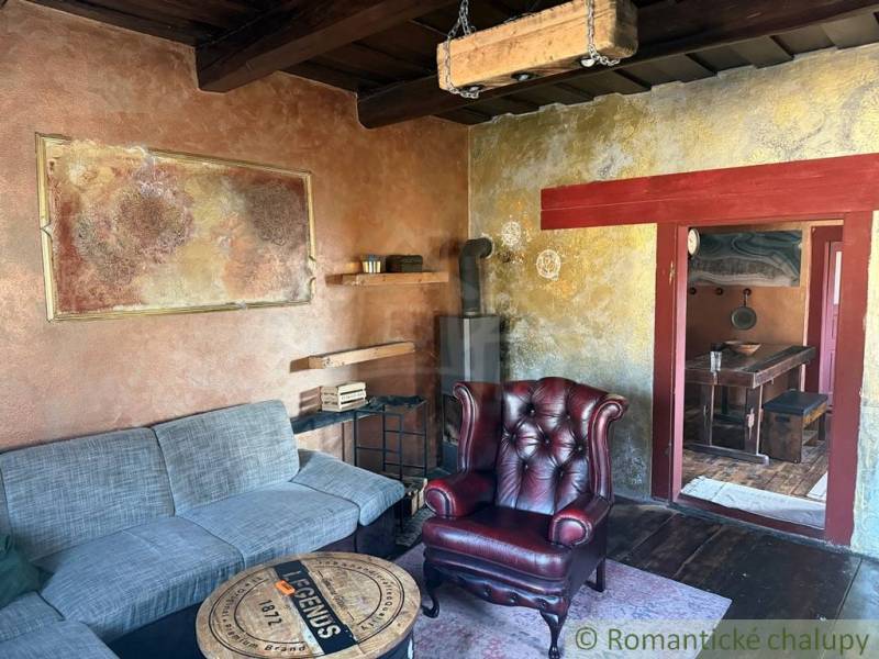 Wohnzimmer in einem Einfamilienhaus mit Ledersessel und Kachelofen.