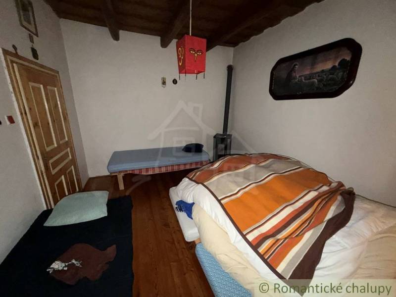 Ein Zimmer in einem Einfamilienhaus mit Holzboden-Dekor und einfacher Einrichtung.