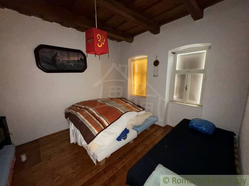 Schlafzimmer im Einfamilienhaus mit dekorativen Elementen und Bodenbelag in Holzoptik.