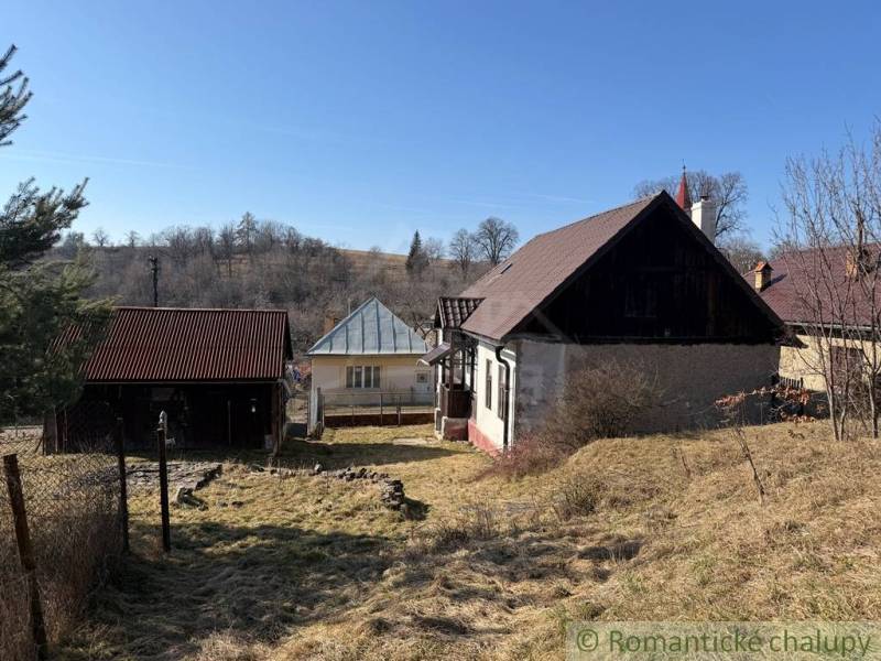 Ein Einfamilienhaus in Lipovec mit einem Steingarten und einer natürlichen Umgebung am Hang.