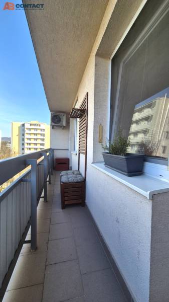 Balkon einer 2-Zimmer-Wohnung in der Bratislavská Straße in Piešťany mit Blick auf die Umgebung.