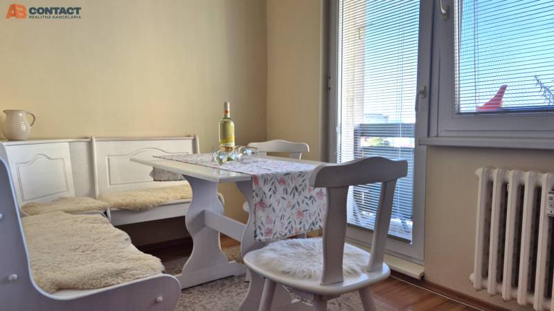 Essecke in einer 2-Zimmer-Wohnung mit Holzboden.