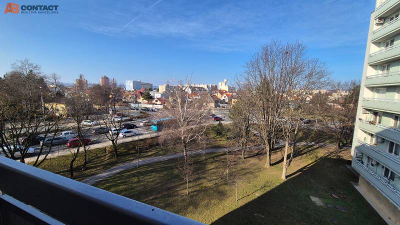 Blick aus einer 2-Zimmer-Wohnung in der Bratislavská Straße in Piešťany, mit Stadtpanorama und Park.