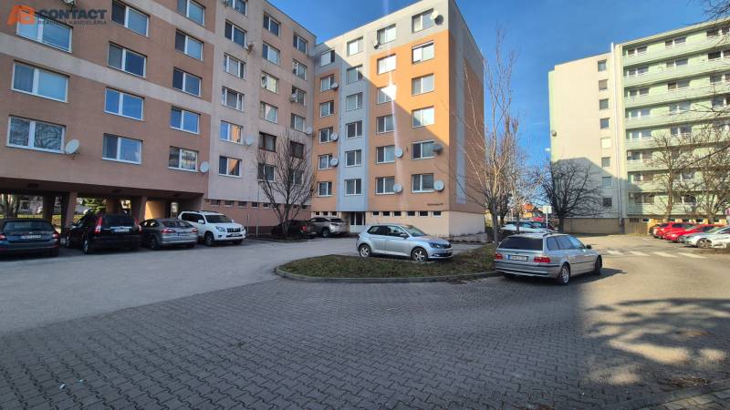 Wohnhaus in der Bratislavská Straße in Piešťany mit Parkplatz und umliegendem Grün.