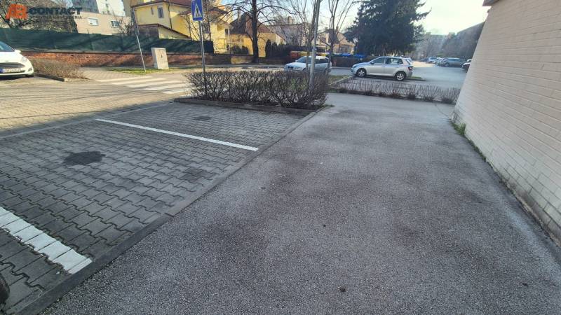 Parkplatz in der Straße Bratislavská in Piešťany, neben einer 2-Zimmer-Wohnung.