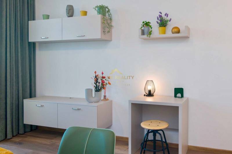 Minimalistisches Interieur mit Holzboden und Möbeln in einer Einzimmerwohnung.