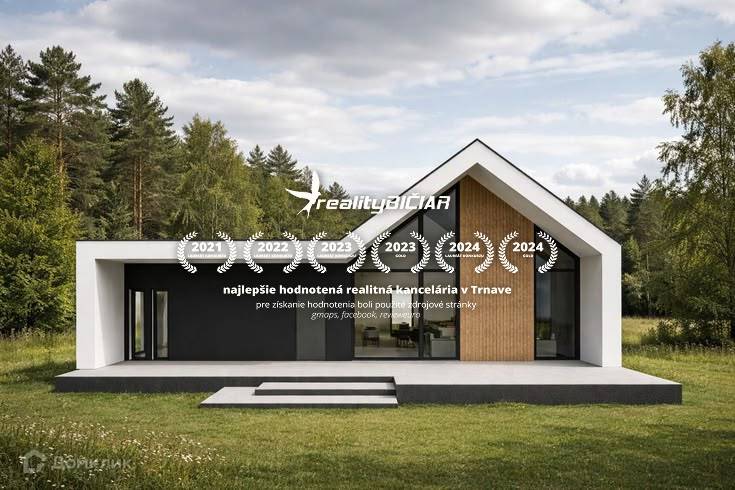 Das Einfamilienhaus auf dem Grundstück in Pavlice ist von Grünflächen und Wald umgeben.