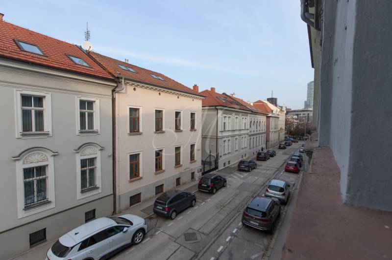Blick auf die Leškova-Straße in Bratislava - Altstadt mit einer Reihe von Autos.