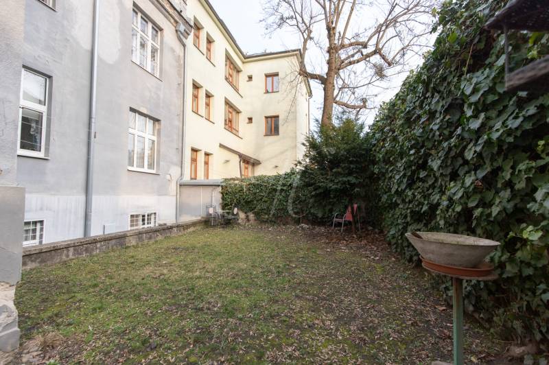Garten beim Haus in der Leškova-Straße in Bratislava - Altstadt, 3-Zimmer-Wohnung.