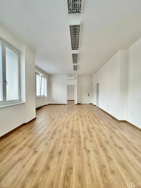 Büros mit Holzboden und Fenstern, Trenčín, M. R. Štefánika.