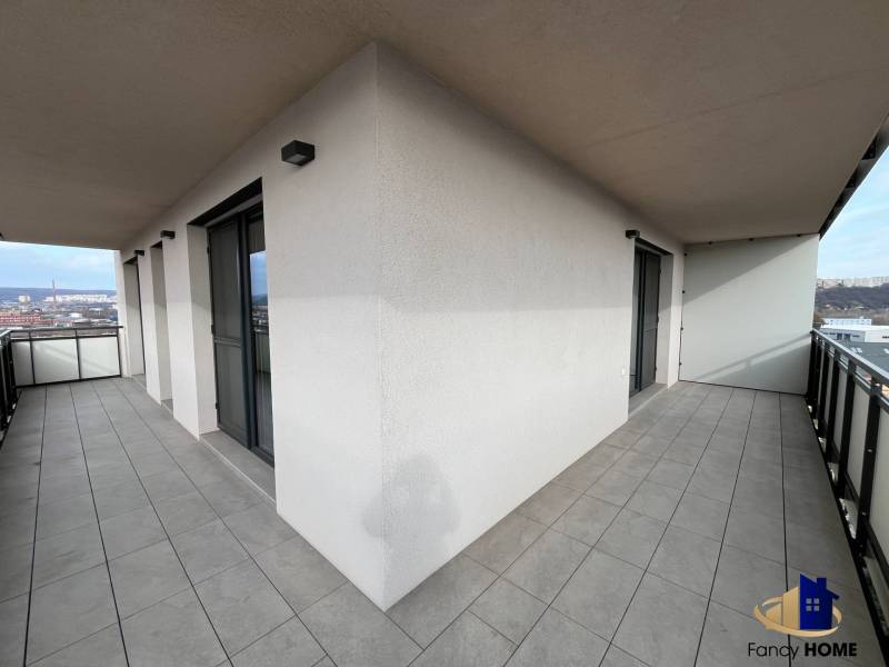 Balkon einer 3-Zimmer-Wohnung mit Panoramablick von der Alvinczyho-Straße, Stadtteil Staré Mesto, Košice.